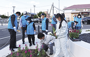 吉野川高校の生徒の方々と原井市長も参加して鴨島駅前花壇の整備をしました。