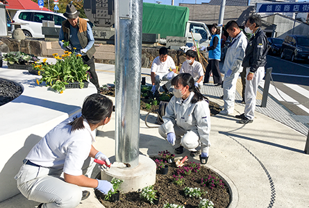 2023年11月8日(水)　吉野川高校の生徒の方々と先生も参加し鴨島駅前花壇の整備