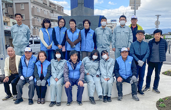 2024年11月19日(火)　 吉野川高校の生徒の方々と先生も参加して鴨島駅前花壇整備